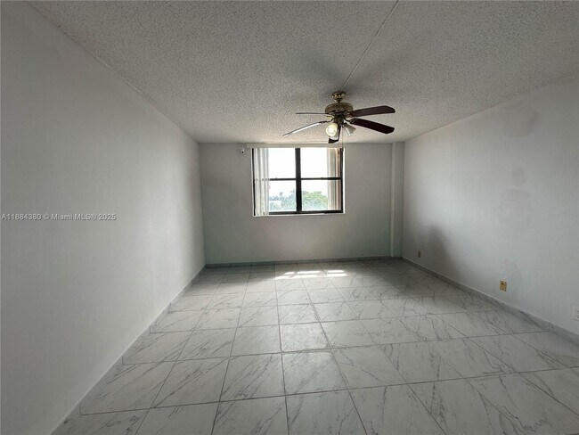 Photo - 2450 NE 135th St Unidad 303