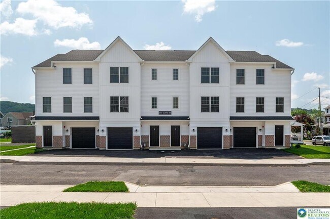 Building Photo - 560 Long St