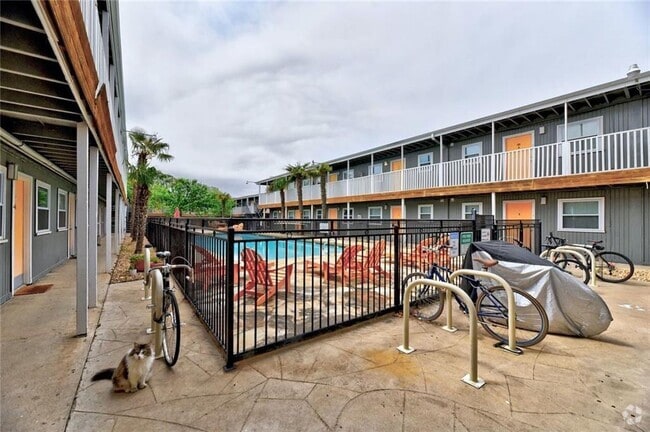 Building Photo - 2401 Manor Rd Unit 102 Rental