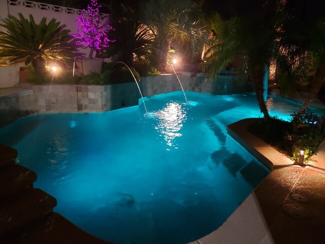 Building Photo - Luxurious 5-Bed, 4-Bath Fully Furnished Ho... Rental