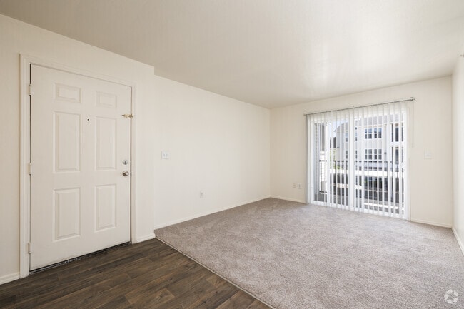 2BR, 2BA - 942SF - Living Room - Fountain Springs