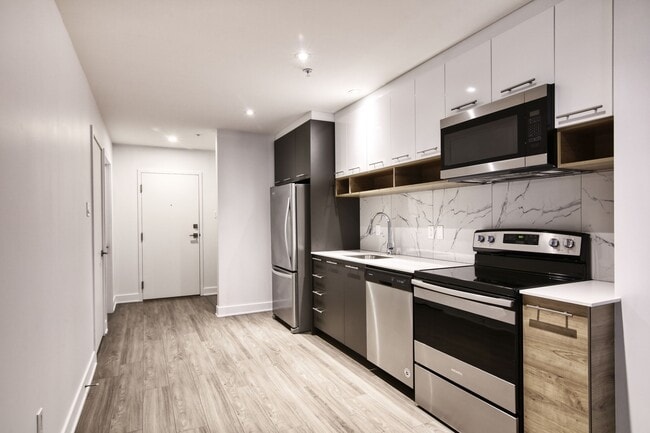 Building Photo - 9675 Av. Papineau Unit 113