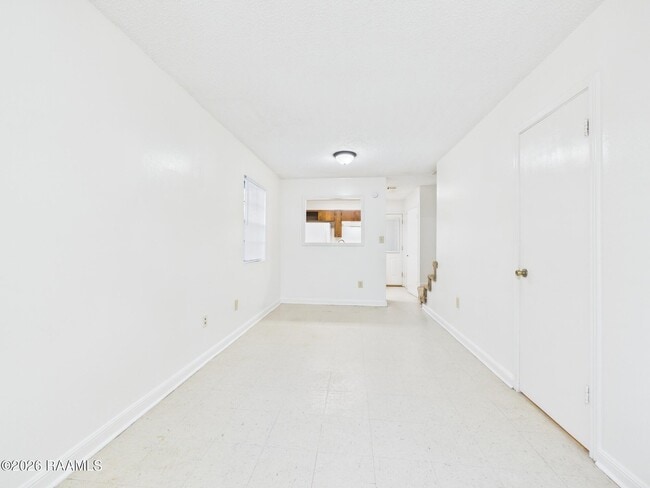 Photo - 103 Country Ln