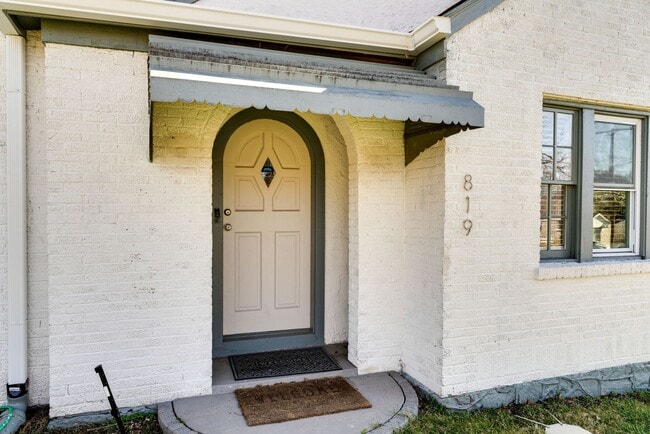 Building Photo - Spacious 4 Bed/ 3.5 Bath Home in Madison w Detached Office and Full Bath, 2 Car Garage, 1/2 acres...