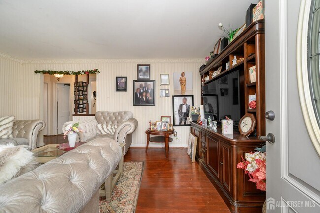 Photo - 1 Ovington Ave