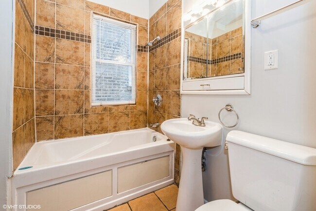 Photo - 3535 W School St Unidad 2