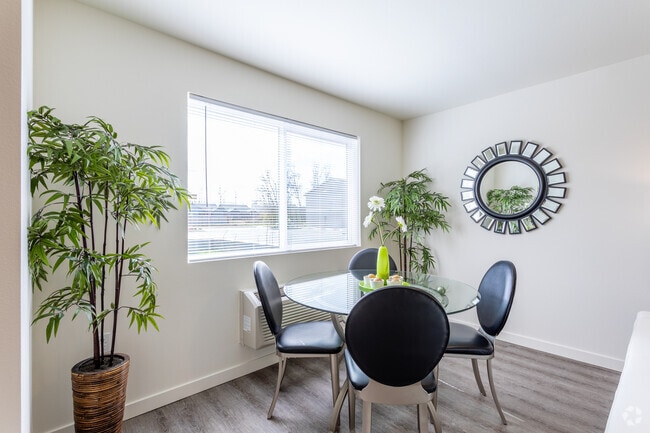 2BR, 2BA - 990 SF