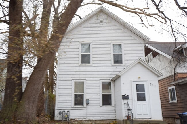 Building Photo - 319 E Main St