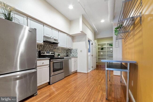 Building Photo - 104 N 2nd St Unit 200