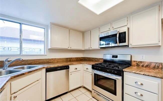 3100 N Tenaya Wy
