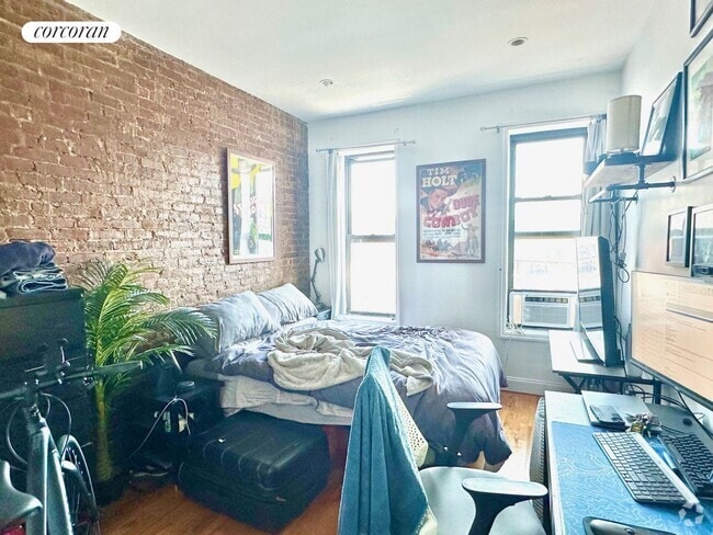 Building Photo - 235 E 4th St Rental