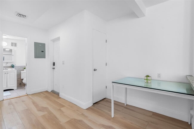 Photo - 343 Van Buren St Unidad 6