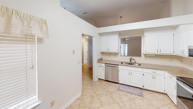 Spacious 3-Bedroom Home in Prime North Pensacola Location