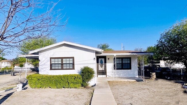 Building Photo - 405 E Bowie St