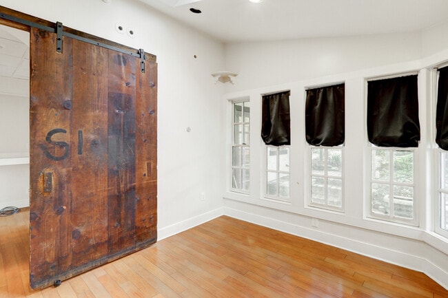 Photo - 121 E Chestnut St
