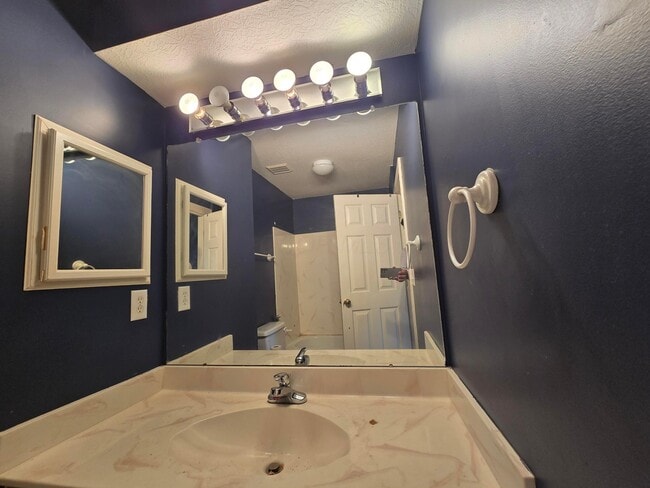 Photo - 3034 Russell Rd