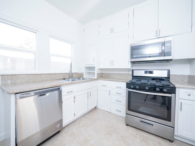 Photo - 5225 De Longpre Ave