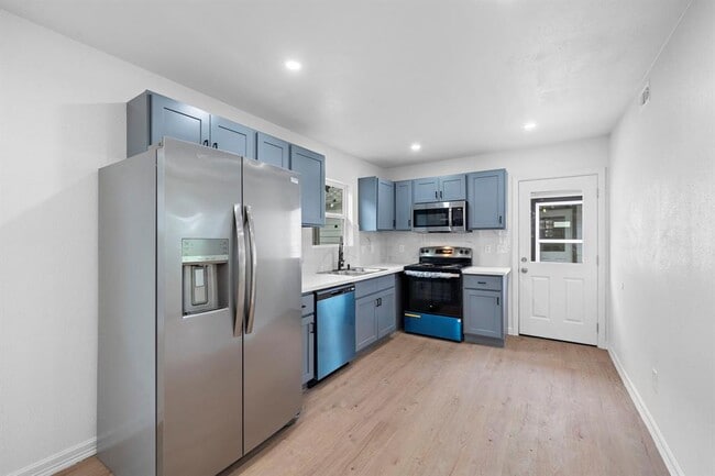 Planta abierta, cocina actualizada. - 2312 Lucinda St Casa