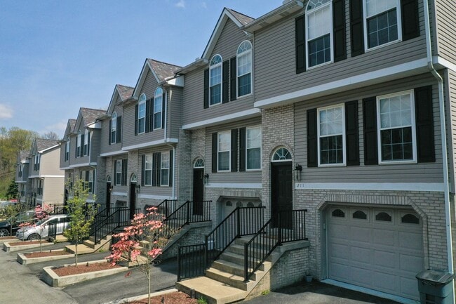 Modern 3-Level Townhome in Monaca – 2 Bed,... - Modern 3-Level Townhome in Monaca – 2 Bed,...