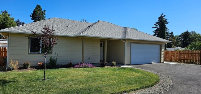 Building Photo - Beautiful Home in Grants Pass