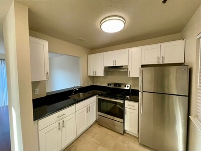 Updated 1BR in Fantastic Mission Location!! - Updated 1BR in Fantastic Mission Location!! Apartment Unit 109