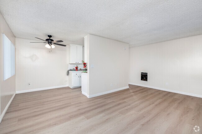 1BR, 1BA - 640SF - Living Room