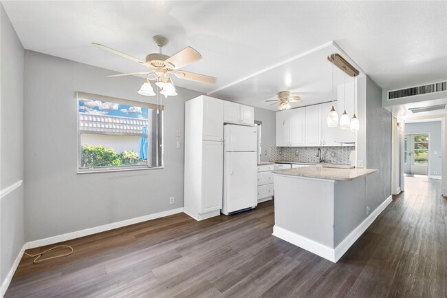 Building Photo - 220 Seville Dr Unit 220