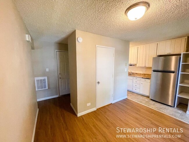 Photo - 893 W 5th Ave Unit 4