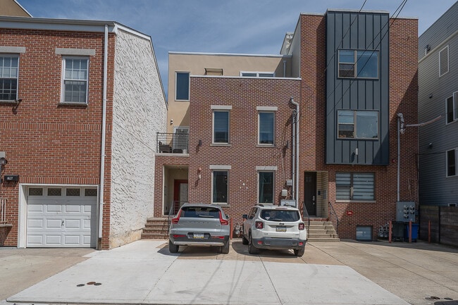 Building Photo - 825 N 20th St Unit A