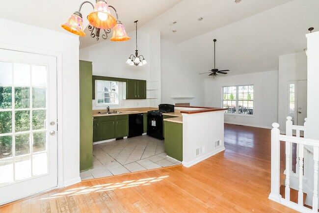 Photo - 305 Brook Ct