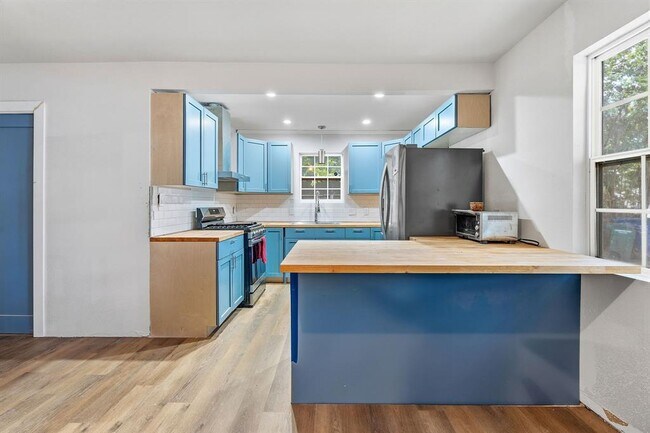 Photo - 1127 Denfield St