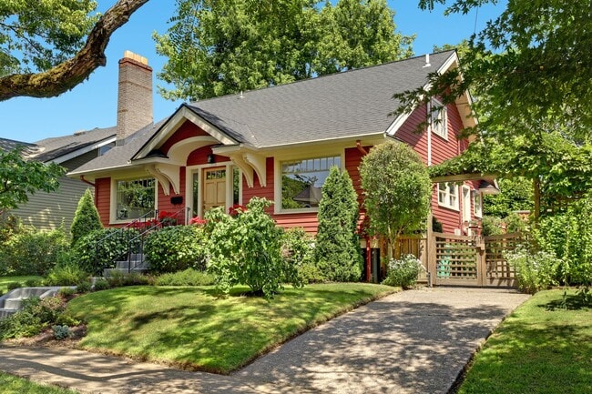 Building Photo - Updated 1926 4-bdrm/3-bath Sellwood bungal... Rental
