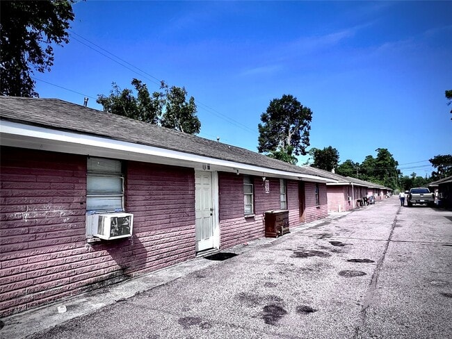 Photo - 1825 W Little York Rd Unidad many