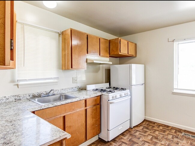 Kitchen - Midway Square Townhomes