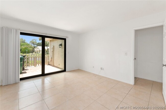 Photo - 1496 SE Colchester Cir