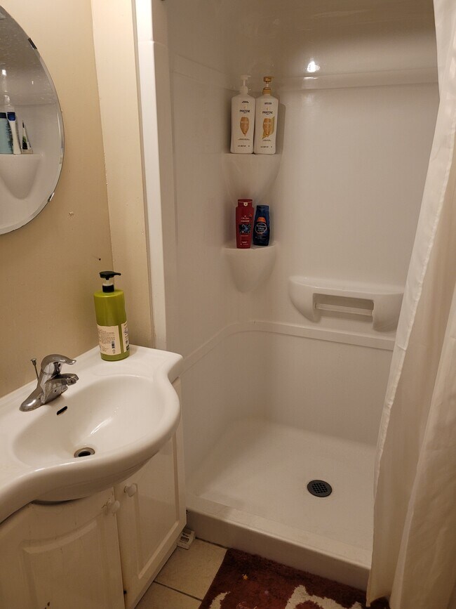 Building Photo - 251-251 Lester St Unit 4