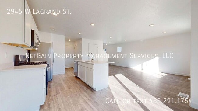 Photo - 2945 W LaGrand St