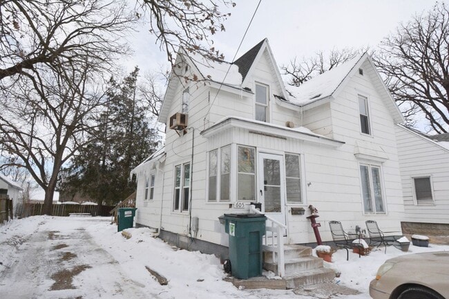 Building Photo - 605 11th St NW Unit #B Upper