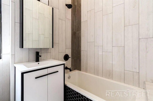 Photo - Sunny 3-Bedroom | 1.5 Bath in Prime Ridgewood – Steps to M & L Trains! Unit 3L