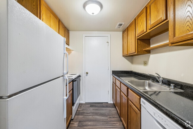 1BR, 1BA - 700SF - Kitchen