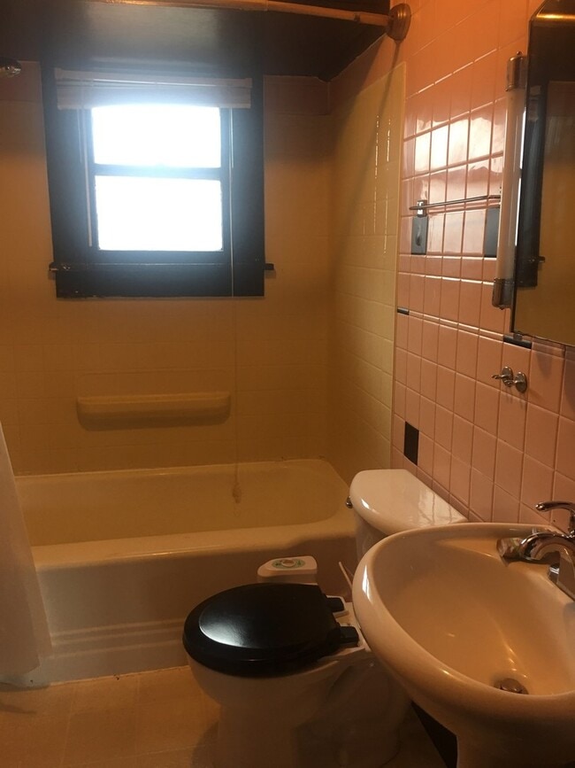 Photo - 2 bedroom, 1 bath Bungalow - Available Now!