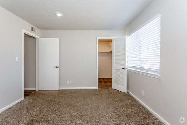 2BR, 2BA - 963 SF
