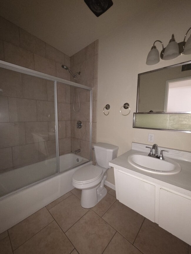 Photo - 4 Bedroom 2 bath in Tempe