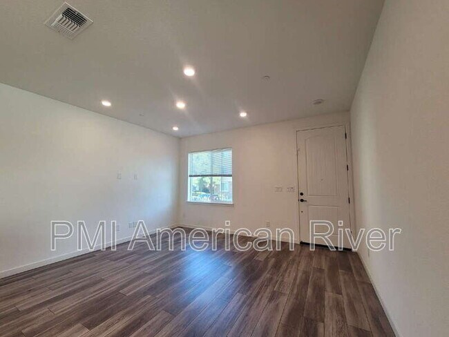 Photo - 1648 Scarlet Ash Ave