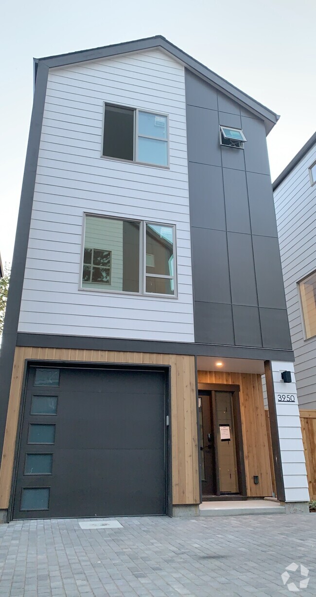 Building Photo - 3950 SE Gladstone St Rental