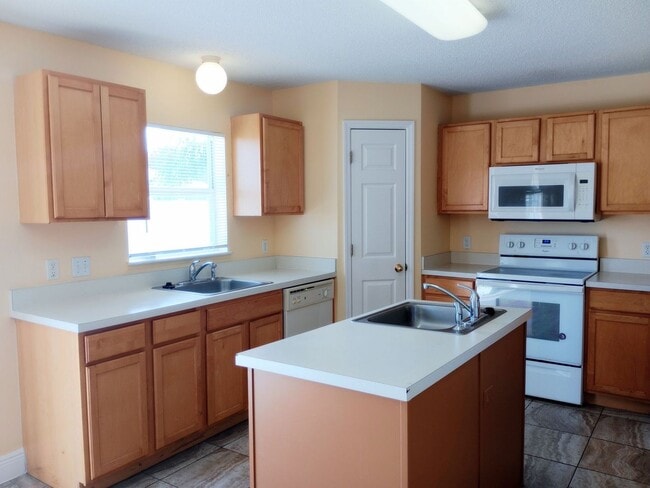 Photo - Spacious 4 bedrooms 2.5 baths single-family home Located in Orlando FL!!