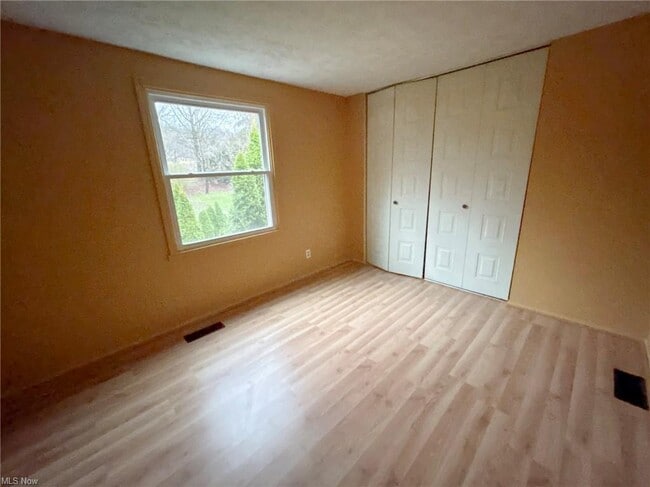 Photo - 535 Willow Dr SE