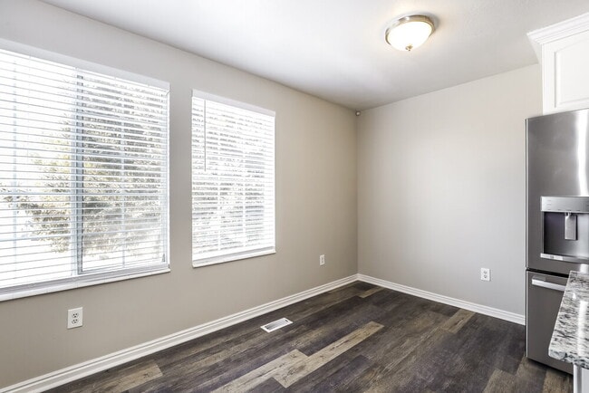 Photo - 7679 Sunrise Pl E