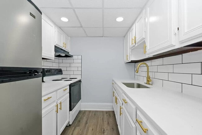 Photo - ? CHA Mobility Zone ? 2-Bedroom, Fully Renovated, Modern Upscale Apartment ? Unit Apt 3-B