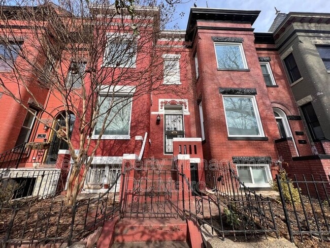 Photo - 32 Quincy Pl NE